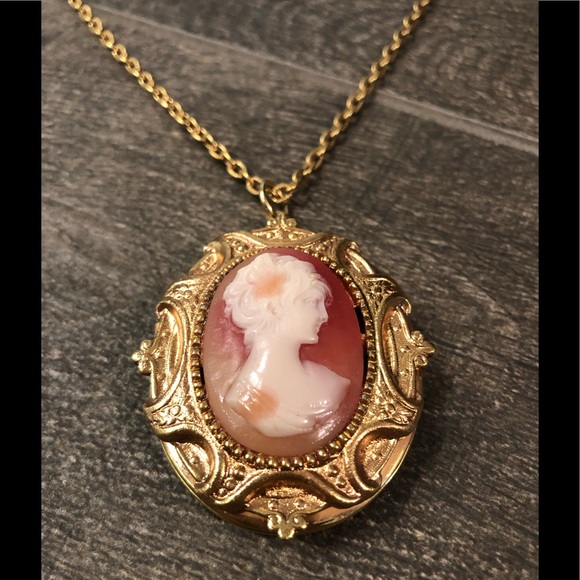 Vintage Jewelry - Vintage cameo locket